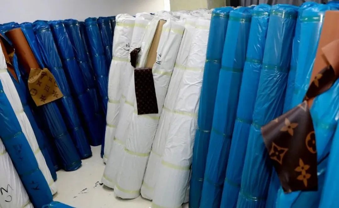 朋友圈画风突变!“黑人朋友”代购乱入?摆地摊卖LV、GUGGI?