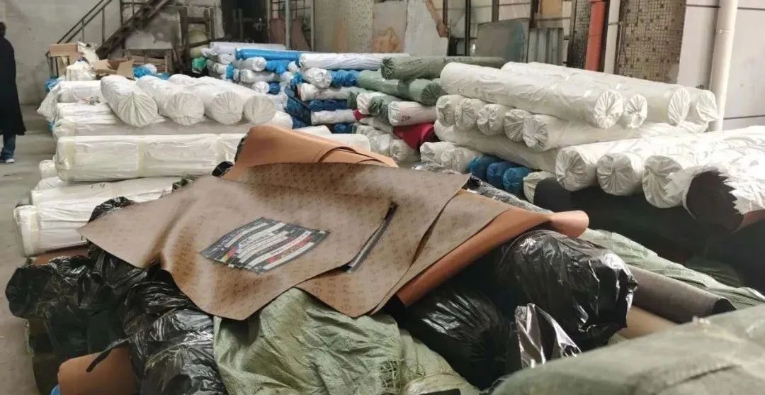 朋友圈画风突变!“黑人朋友”代购乱入?摆地摊卖LV、GUGGI?