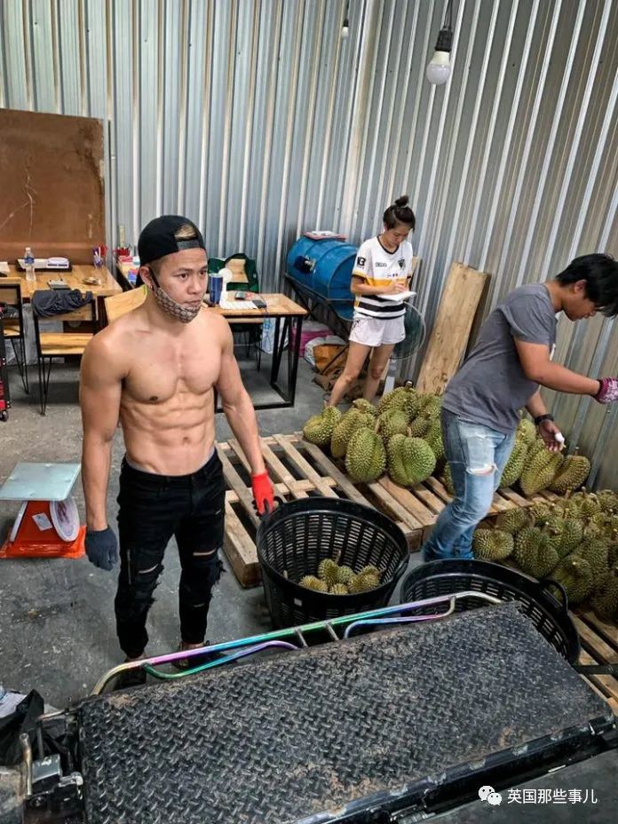无班可上的泰国健身教练跑去水果店卖榴莲…这画风也太猛了…