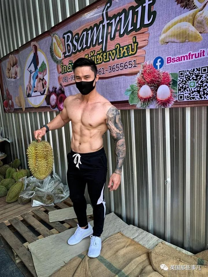 无班可上的泰国健身教练跑去水果店卖榴莲…这画风也太猛了…