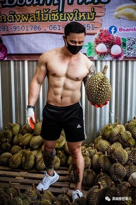 无班可上的泰国健身教练跑去水果店卖榴莲…这画风也太猛了…