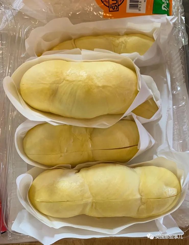 无班可上的泰国健身教练跑去水果店卖榴莲…这画风也太猛了…