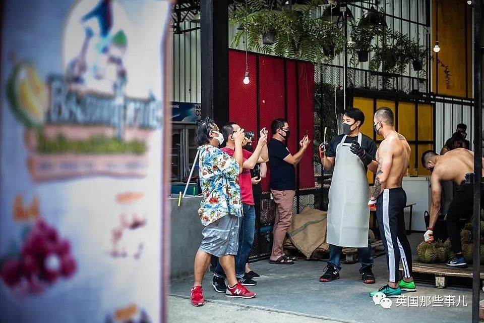 无班可上的泰国健身教练跑去水果店卖榴莲…这画风也太猛了…