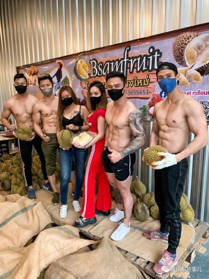无班可上的泰国健身教练跑去水果店卖榴莲…这画风也太猛了…