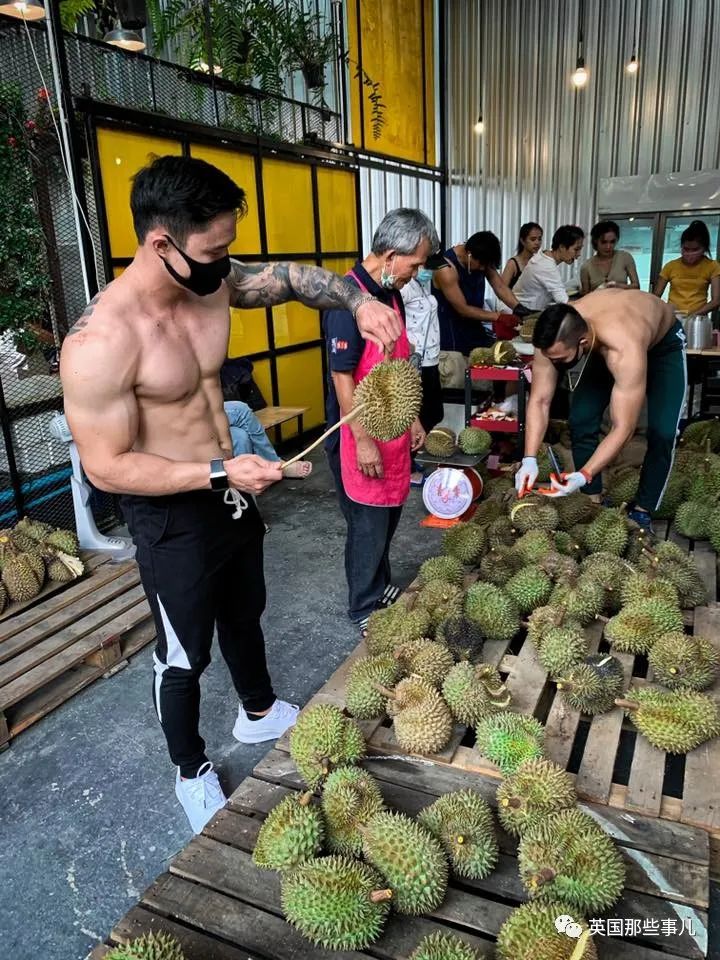 无班可上的泰国健身教练跑去水果店卖榴莲…这画风也太猛了…