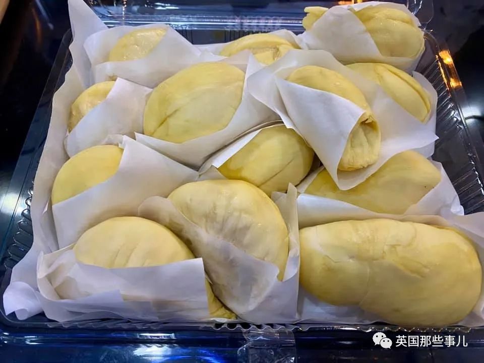 无班可上的泰国健身教练跑去水果店卖榴莲…这画风也太猛了…