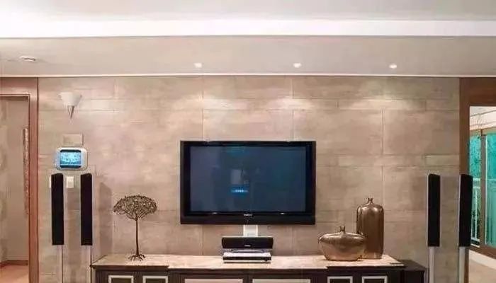 电视机挂在墙上电视柜高度多少,电视机挂墙上电视柜摆什么好看