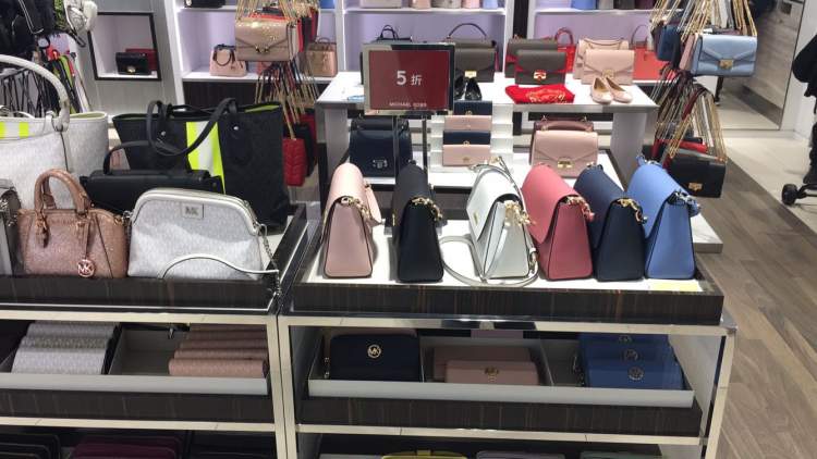 17980元风衣，到手6000多！青浦奥特莱斯近400家品牌推出低至1折的优惠活动｜五五嗨购季