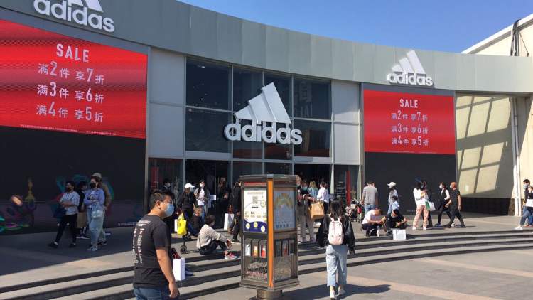 17980元风衣，到手6000多！青浦奥特莱斯近400家品牌推出低至1折的优惠活动｜五五嗨购季