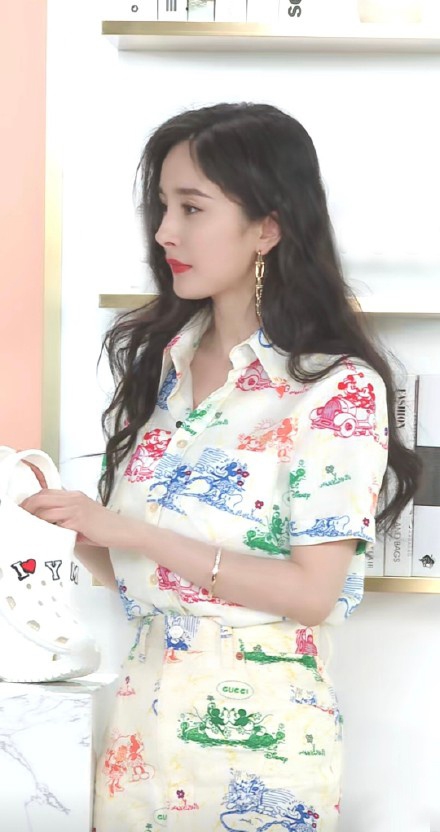 杨幂穿涂鸦短裙现身李佳琦直播间,杨幂来李佳琦到直播间状态如何