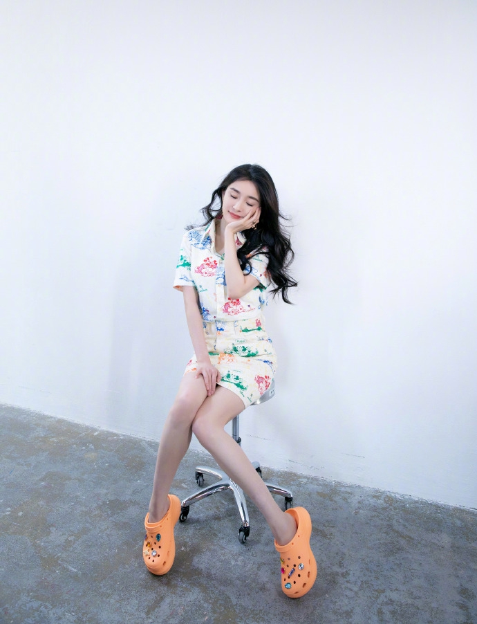 杨幂穿涂鸦短裙现身李佳琦直播间,杨幂来李佳琦到直播间状态如何