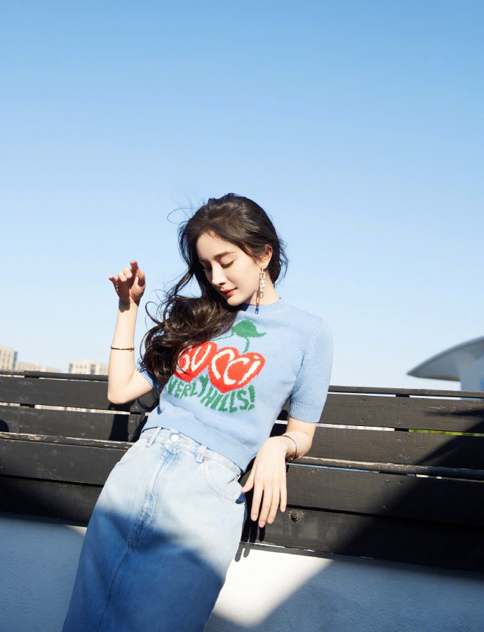 杨幂穿涂鸦短裙现身李佳琦直播间,杨幂来李佳琦到直播间状态如何