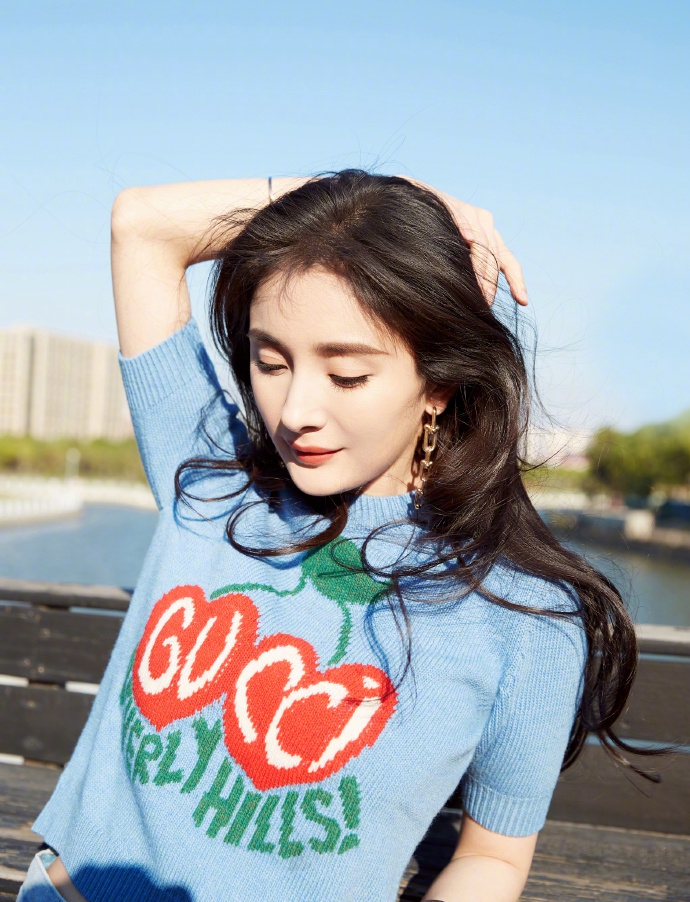 杨幂穿涂鸦短裙现身李佳琦直播间,杨幂来李佳琦到直播间状态如何