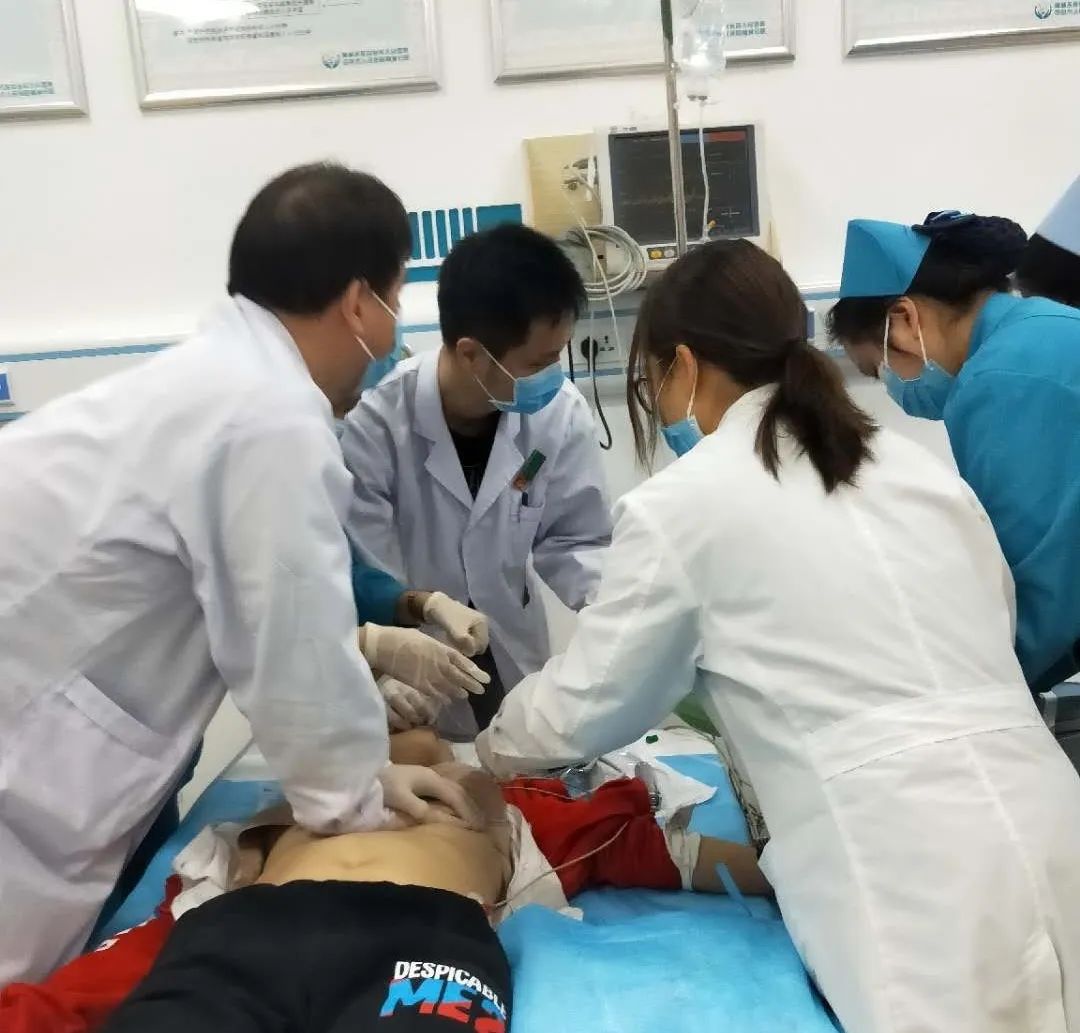 【帮扶故事】用疗效说话，给患者信心，深圳派驻隆林专家时速抢救“敌敌畏”中毒者