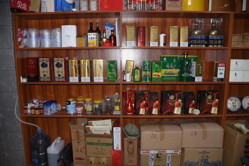 茅台酒，碾！中华烟，碎！卡地亚手镯，铲！