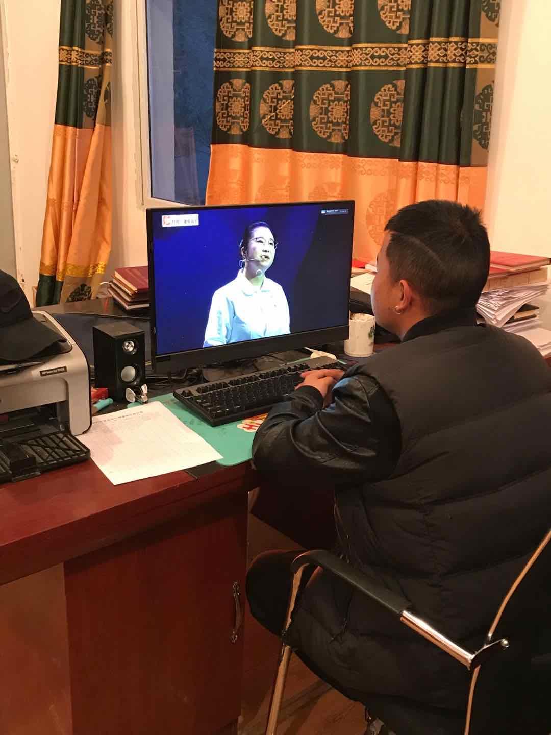 空无一人的台下，57万人流泪聆听~“逆行与坚守，甘孜战疫故事”完成录制