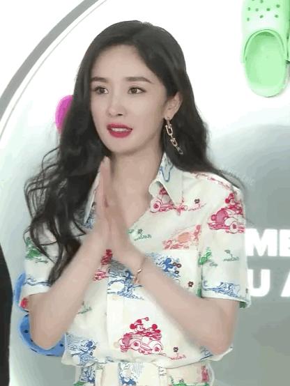 杨幂首次直播喜提五个热搜,杨幂新闻最新消息视频直播