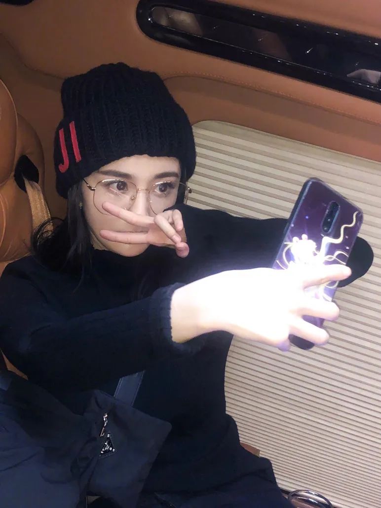 杨幂首次直播喜提五个热搜,杨幂新闻最新消息视频直播