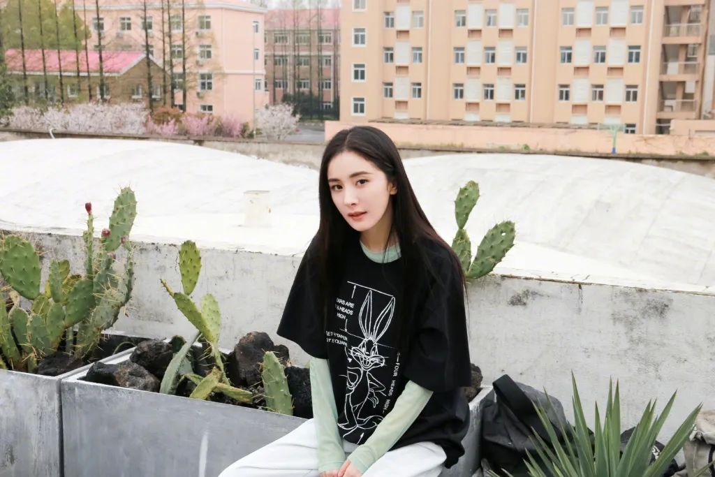 杨幂首次直播喜提五个热搜,杨幂新闻最新消息视频直播