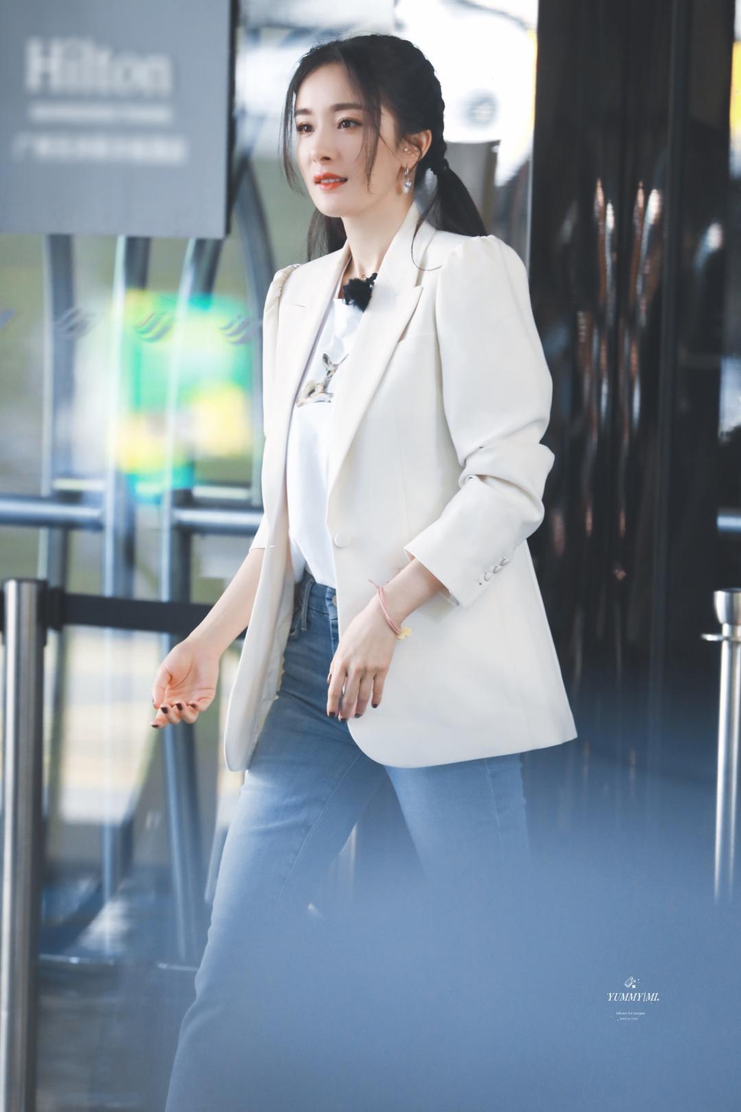 杨幂首次直播喜提五个热搜,杨幂新闻最新消息视频直播