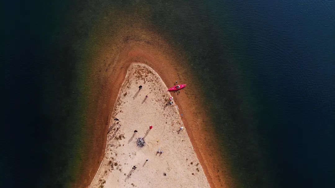 武汉开车1.5小时|通透如琉璃的“蓝丝绸”湖,有人在湖畔造了500亩撒欢营地「432集」