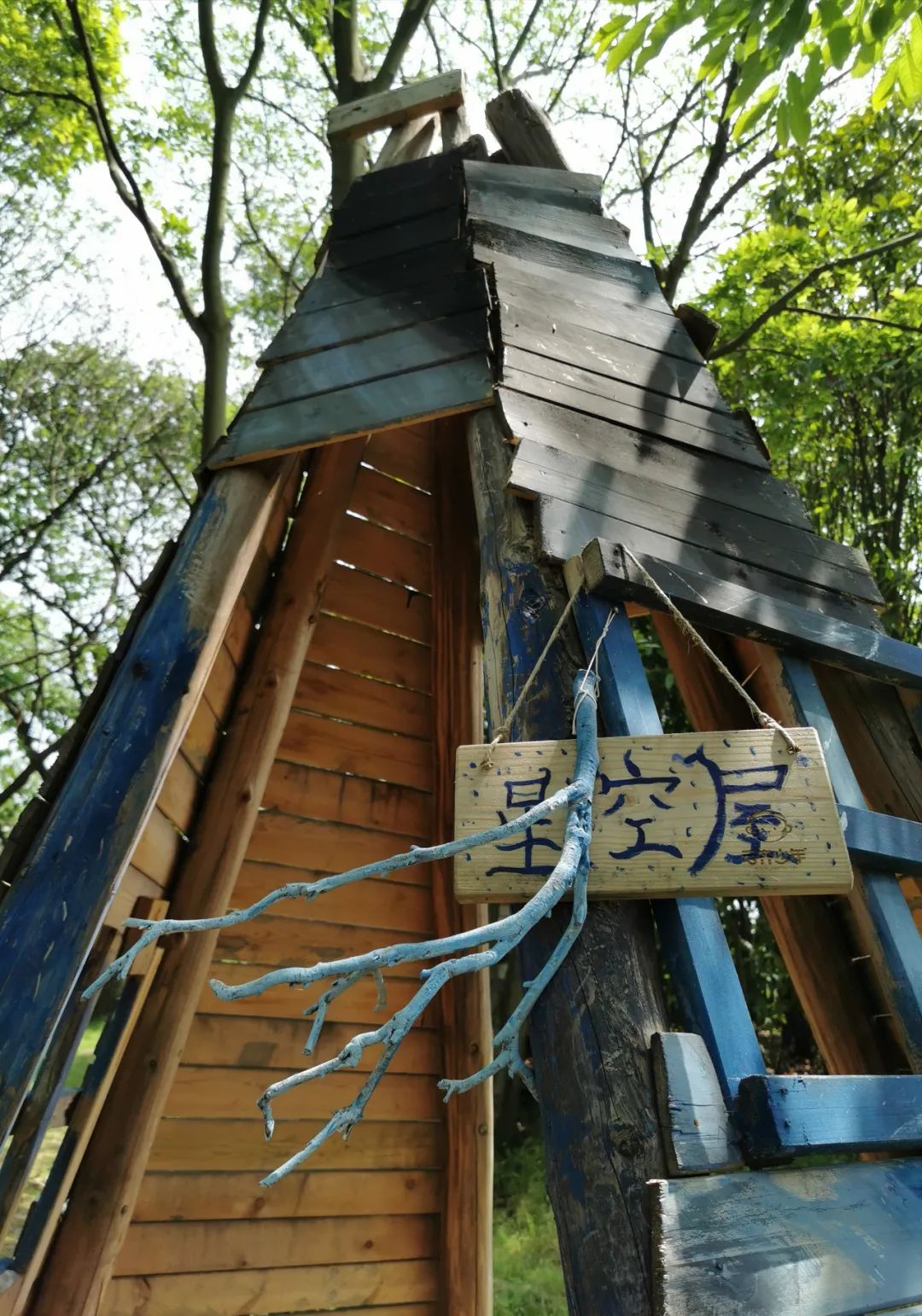 武汉开车1.5小时|通透如琉璃的“蓝丝绸”湖,有人在湖畔造了500亩撒欢营地「432集」