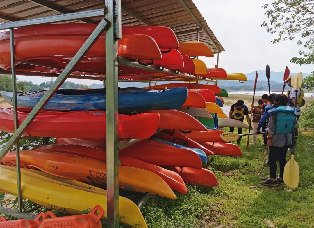 武汉开车1.5小时|通透如琉璃的“蓝丝绸”湖,有人在湖畔造了500亩撒欢营地「432集」