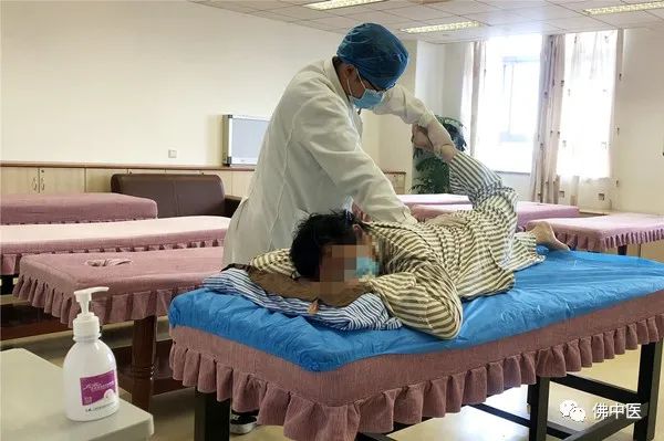 低头族颈椎不适怎么治,低头族当心颈椎病缠上你