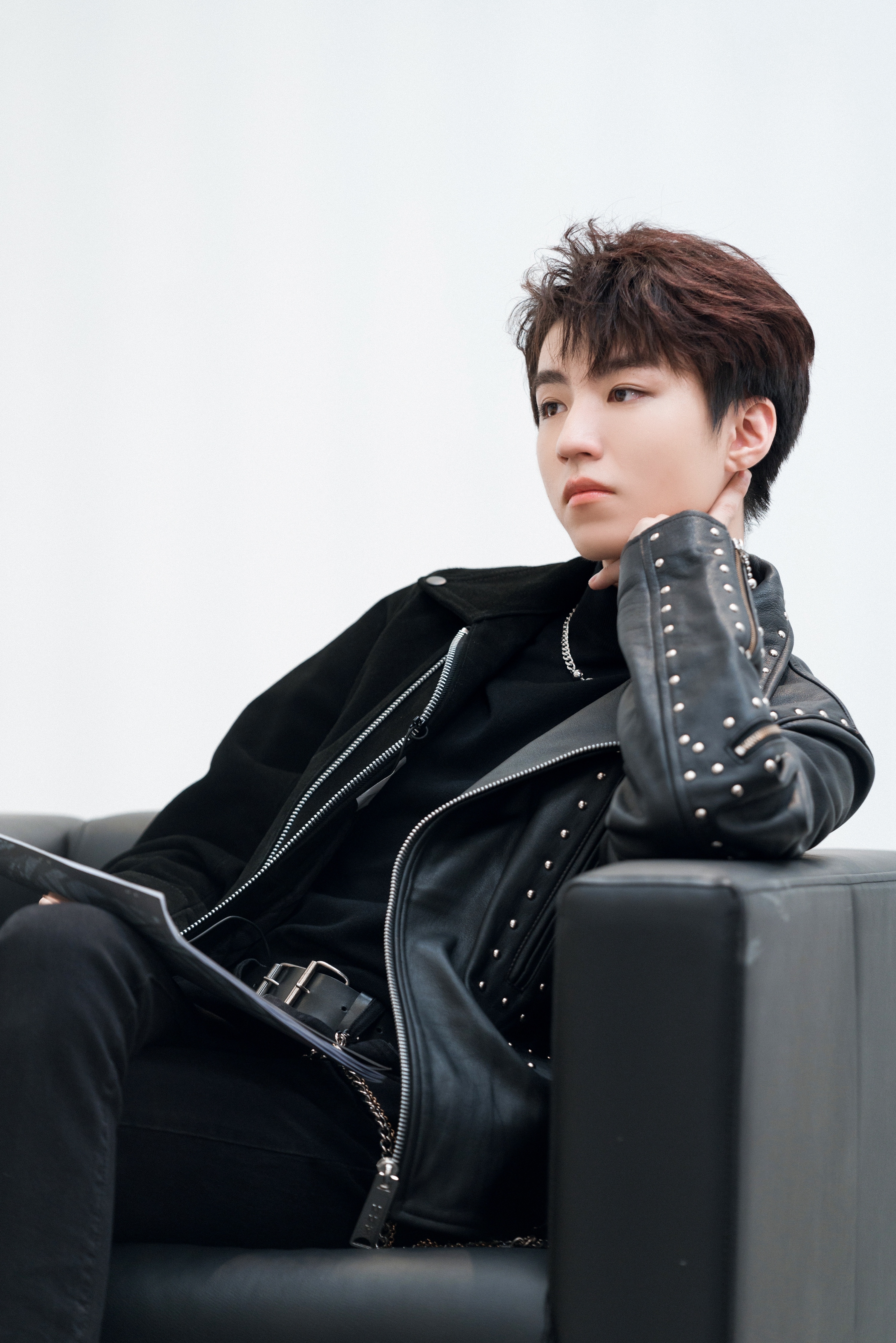 王俊凯黑色铆钉外套直播造型 (王俊凯穿皮衣回忆街演视频)