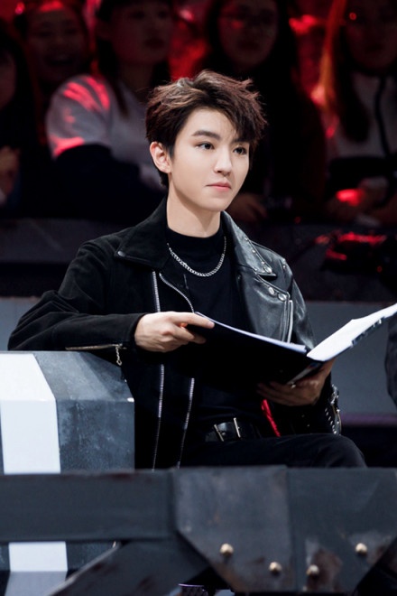 王俊凯黑色铆钉外套直播造型 (王俊凯穿皮衣回忆街演视频)