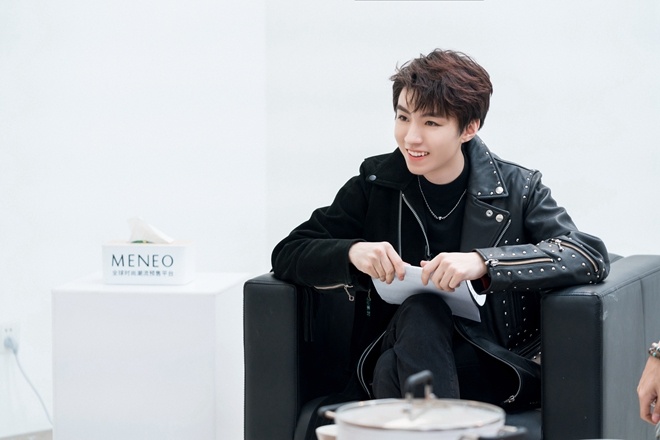 王俊凯黑色铆钉外套直播造型 (王俊凯穿皮衣回忆街演视频)