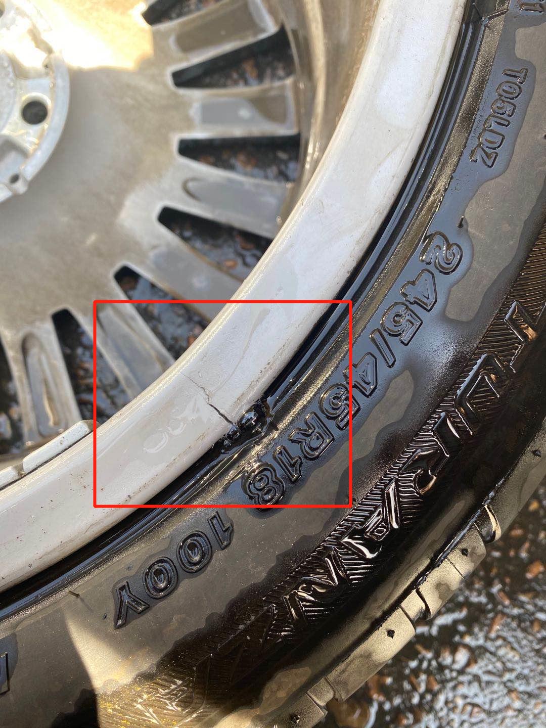 奔驰轮毂断裂,50万奔驰新车刚开一个月轮毂断裂