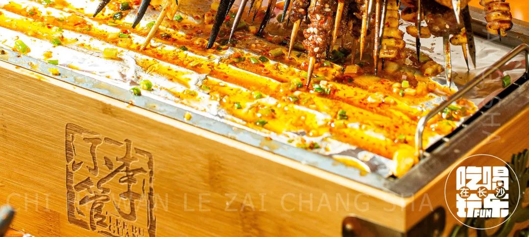 思聪都打卡过的这家成都烧烤店来长沙啦！网红猪鼻筋免费送