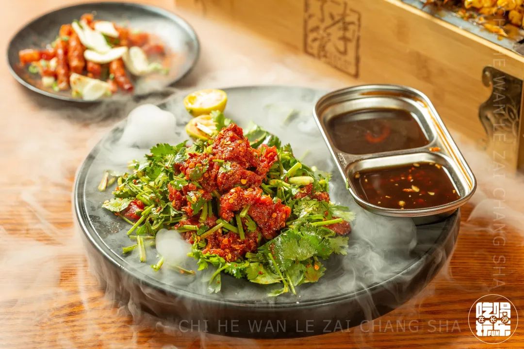 思聪都打卡过的这家成都烧烤店来长沙啦！网红猪鼻筋免费送