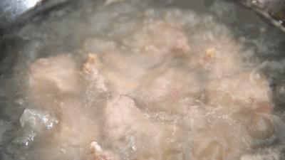 为什么排骨焯水过后煮还是有浮沫,牛排骨焯水后如何去腥