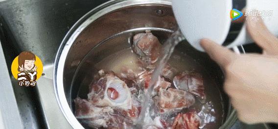 为什么排骨焯水过后煮还是有浮沫,牛排骨焯水后如何去腥