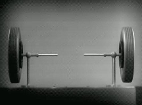 司机开车转弯时轮胎怎么转？直觉答案竟然是错的