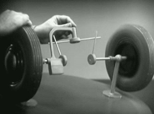 司机开车转弯时轮胎怎么转？直觉答案竟然是错的