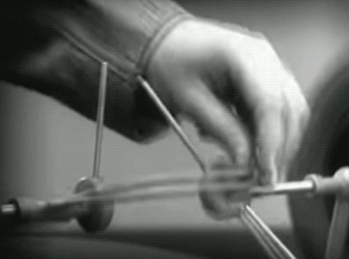 司机开车转弯时轮胎怎么转？直觉答案竟然是错的