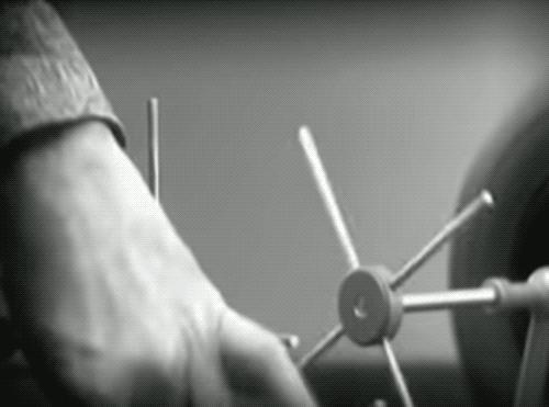 司机开车转弯时轮胎怎么转？直觉答案竟然是错的