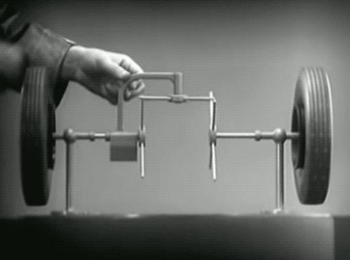 司机开车转弯时轮胎怎么转？直觉答案竟然是错的