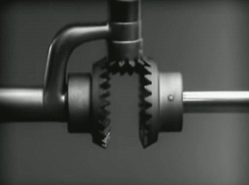 司机开车转弯时轮胎怎么转？直觉答案竟然是错的