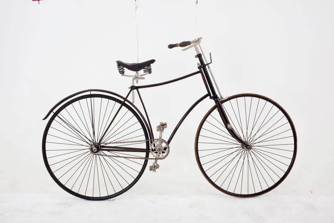 司机开车转弯时轮胎怎么转？直觉答案竟然是错的