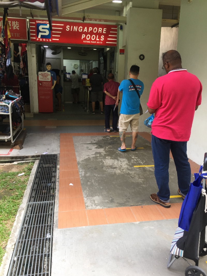 新加坡“断路器”期间,一对情侣约会当众亲热被举报罚600新币