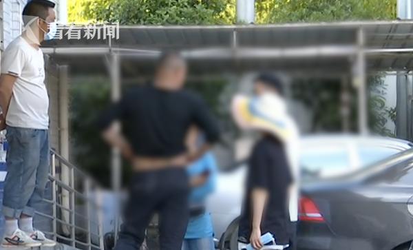 “有毒”!摘樱桃发现每颗都有虫顾客拍视频被扇巴掌