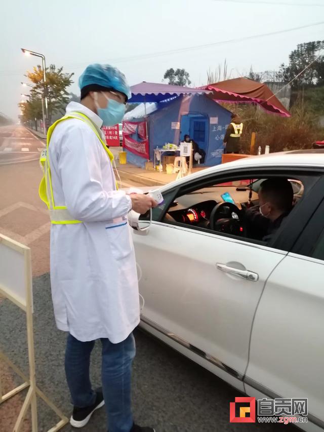 在抗“疫”一线唱响民族团结大合唱——记沿滩区“向上向善好青年”、少数民族干部谭欢