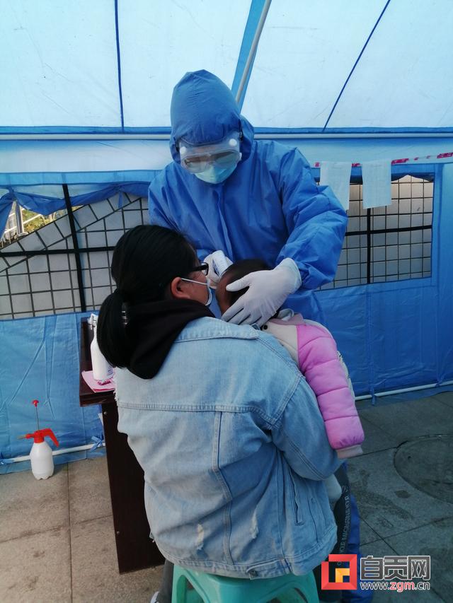 在抗“疫”一线唱响民族团结大合唱——记沿滩区“向上向善好青年”、少数民族干部谭欢