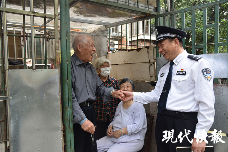 南京警方夜巡逻,每天出动100余名警力