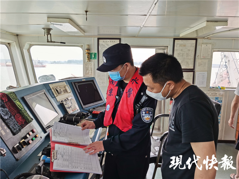 南京警方夜巡逻,每天出动100余名警力