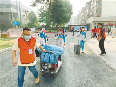 久违课堂开讲啦!郑州63万中学生正式按下校园生活“重启键”